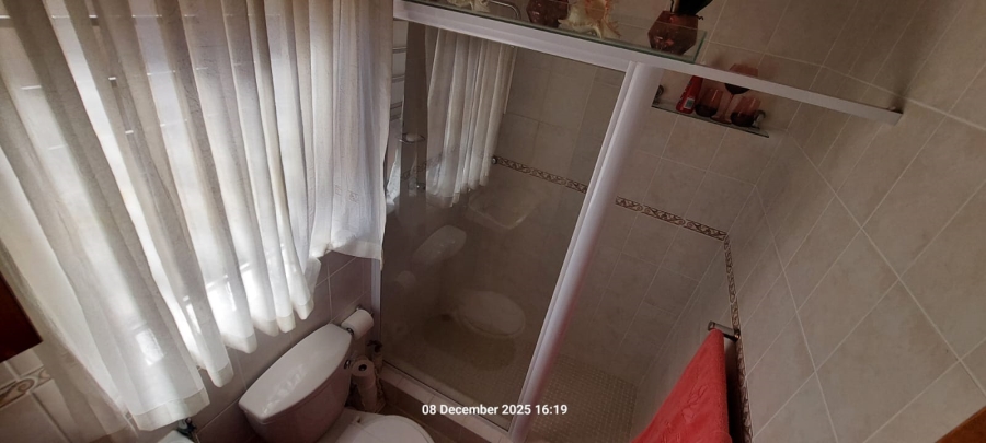 6 Bedroom Property for Sale in Wavecrest Eastern Cape